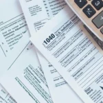 Decidir entre declarar impuestos solo o con asesor fiscal en Estados Unidos.